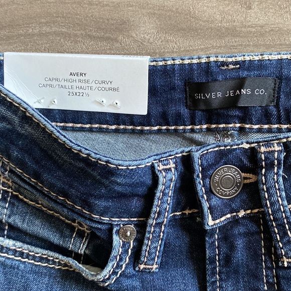 Silver Jeans Avery Capri/High Rose/Curvy - 25x22.5 - Picture 6 of 11